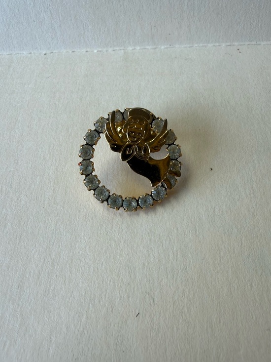 Vintage Jewelry - Vintage Open Wreath Rhinestone Gold Toned Cherub Angel Lapel Pin Brooch.